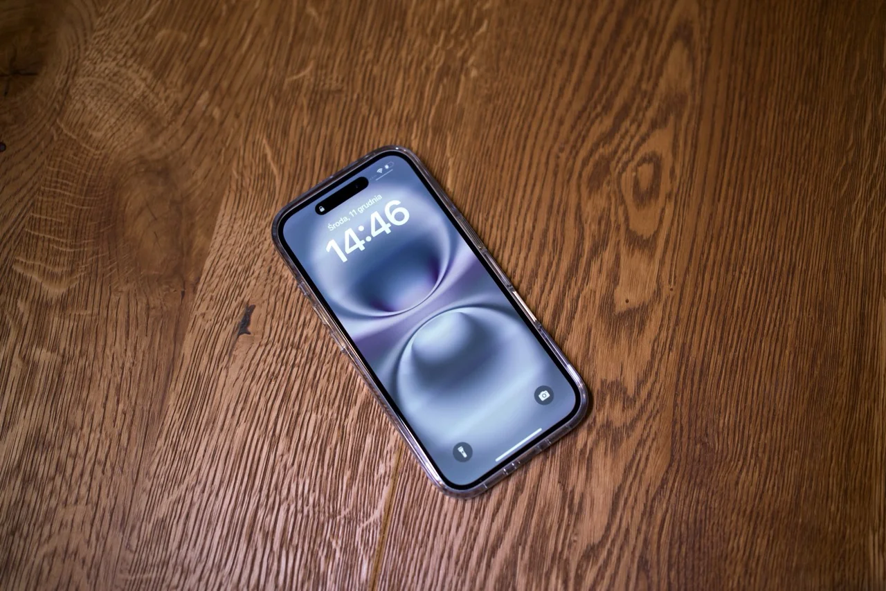 https://ocs-pl.oktawave.com/v1/AUTH_2887234e-384a-4873-8bc5-405211db13a2/spidersweb/2024/12/sbs-etui-iphone-16-01.jpeg