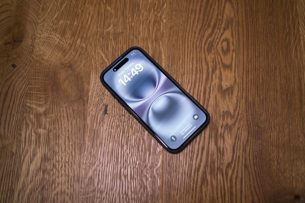 https://ocs-pl.oktawave.com/v1/AUTH_2887234e-384a-4873-8bc5-405211db13a2/spidersweb/2024/12/sbs-etui-iphone-16-gradient-1-1000x667.jpeg