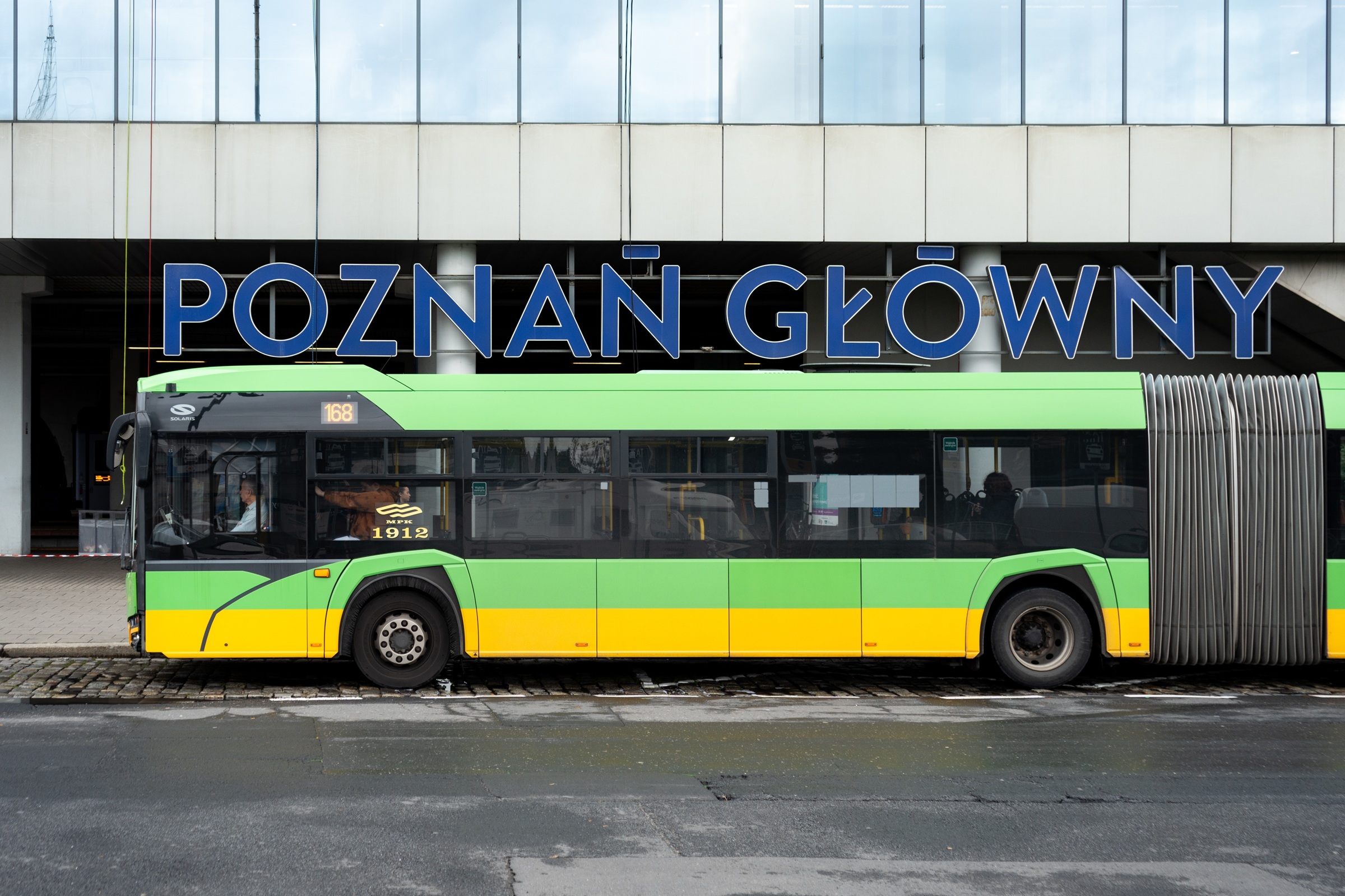 Za bilet tylko kartą. Złodzieje wzięli na cel biletomaty