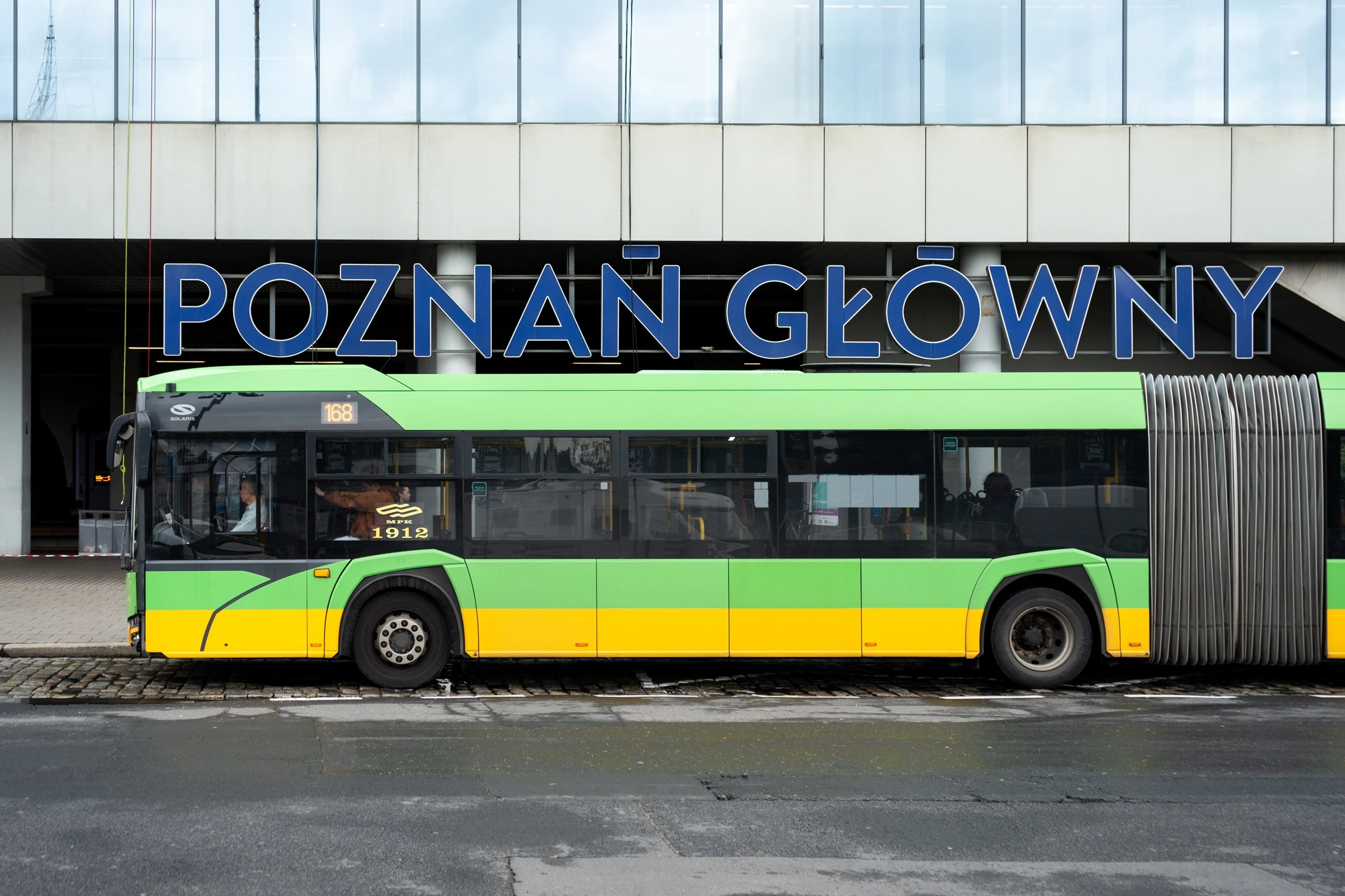 Za bilet tylko kartą. Złodzieje wzięli na cel biletomaty