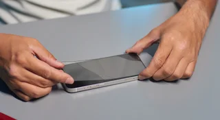 Biegnij do salonu. Mają dla ciebie folię na ekran smartfona prawie za darmo