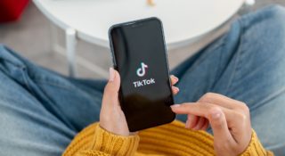 Zgnilizna mózgu atakuje. Powodem bezmyślne przewijanie TikToka i Instagrama