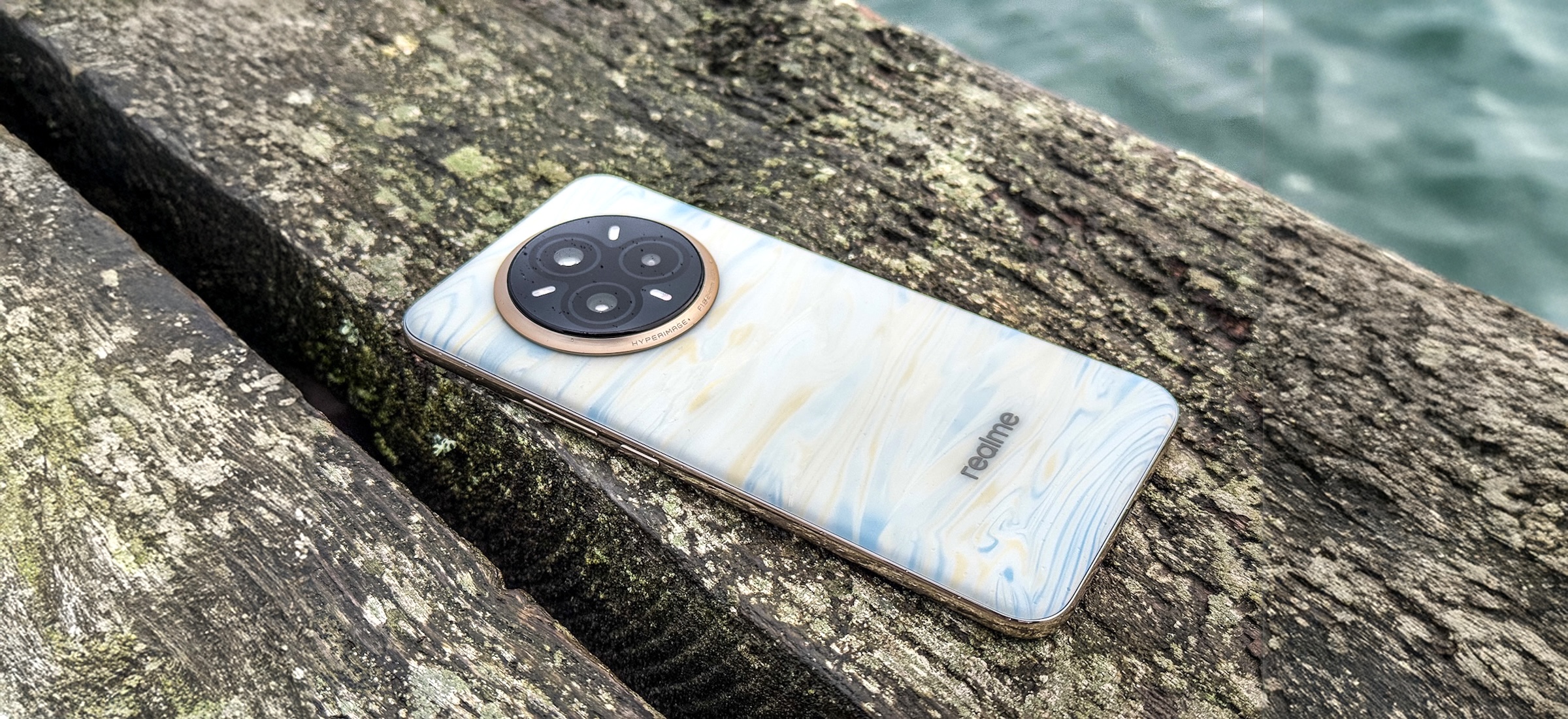 Robi się chłodno, więc realme 14 Pro+ zmienia kolor. Test reaktywnej obudowy z pereł i muszli