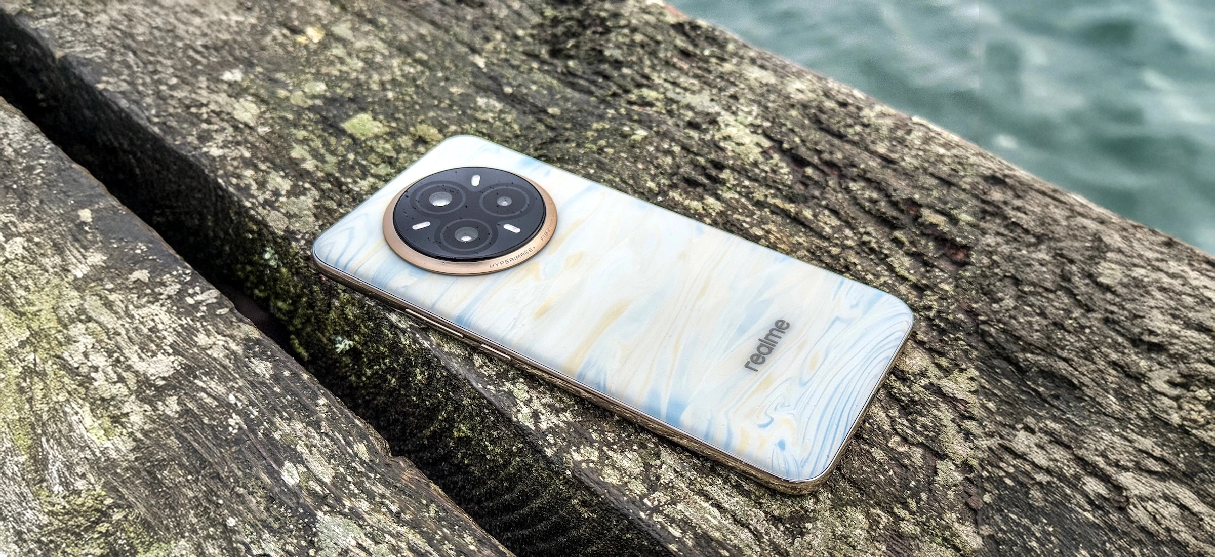 Robi się chłodno, więc realme 14 Pro+ zmienia kolor. Test reaktywnej obudowy z pereł i muszli