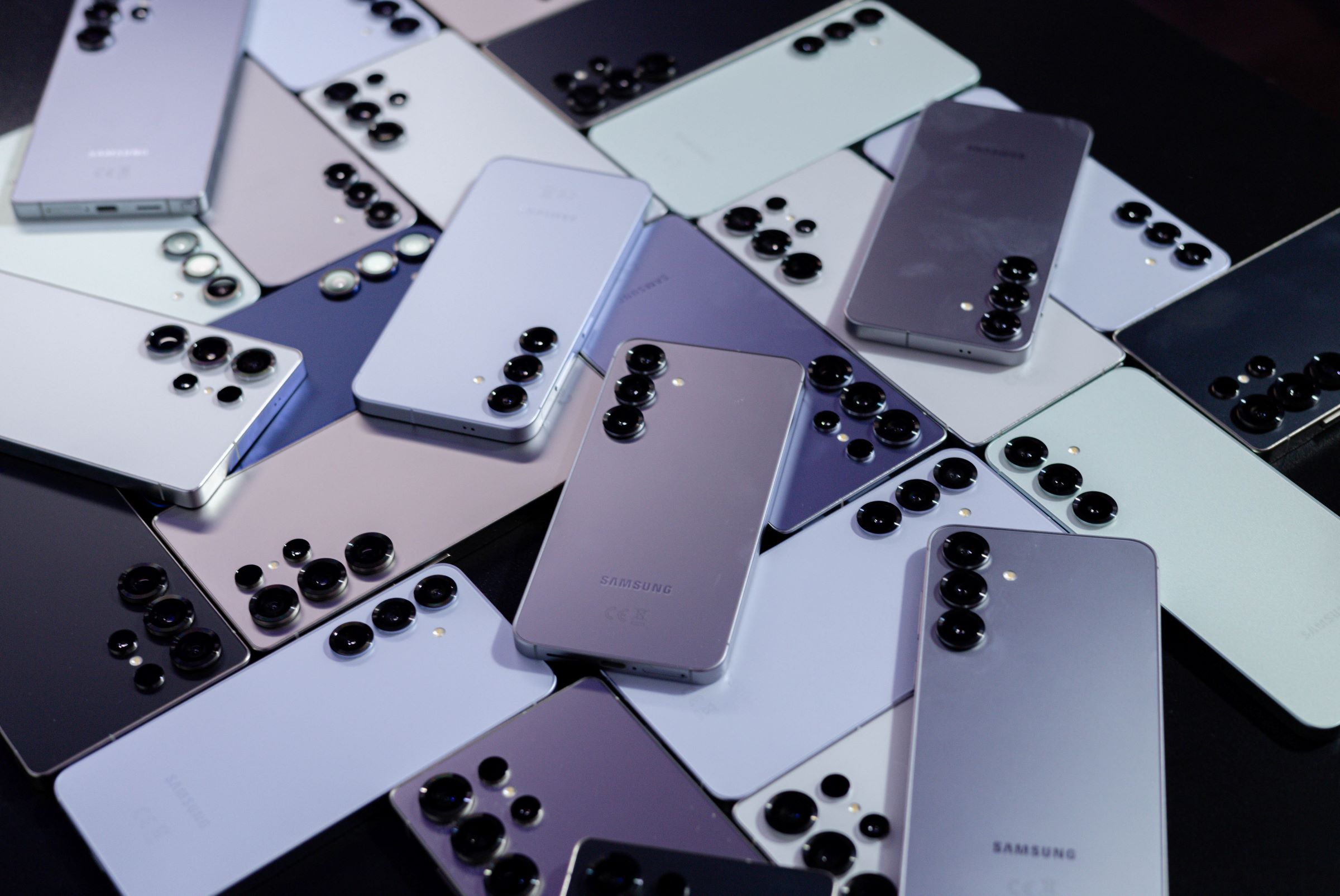 Galaxy S25 przebił kultowego Galaxy Note’a 10. Nowe smartfony Samsunga sprzedają się jak złe