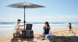 Z tą parasolką będziesz największym dziwakiem na plaży. Ale przynajmniej napoje będą zimne