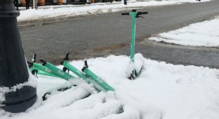 Czy w śnieżny dzień można wypożyczyć hulajnogę? Bez problemu, chociaż powinno być inaczej