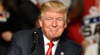 Zuckerberg zbanował Trumpa na Facebooku. Tyle kosztowało przebaczenie