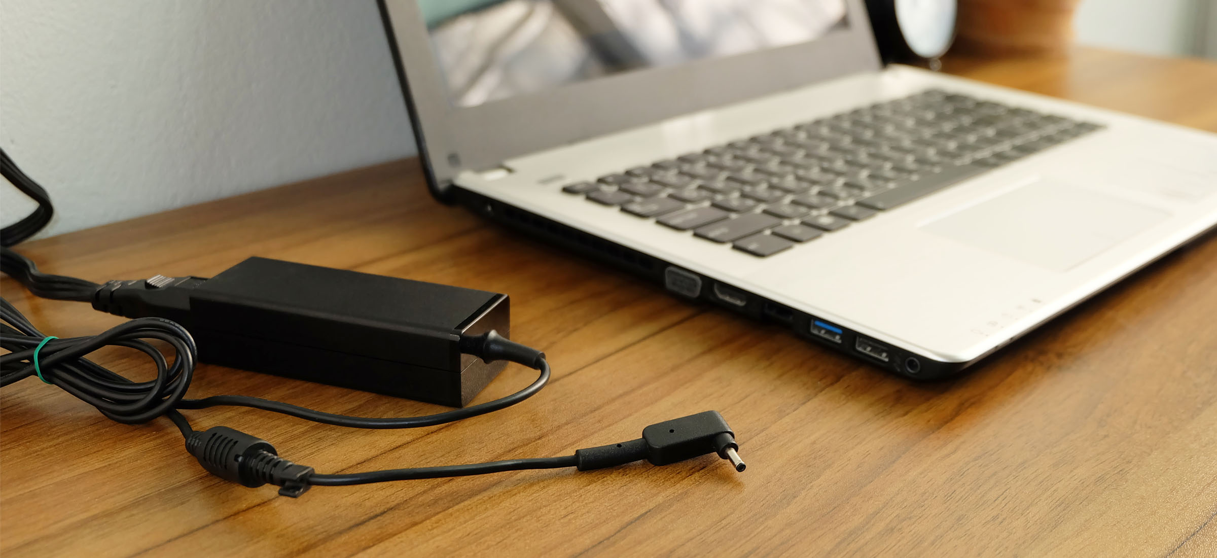 Trzymasz laptopa ciągle pod ładowarką i rujnujesz baterię? Mówią, że mają na to sposób