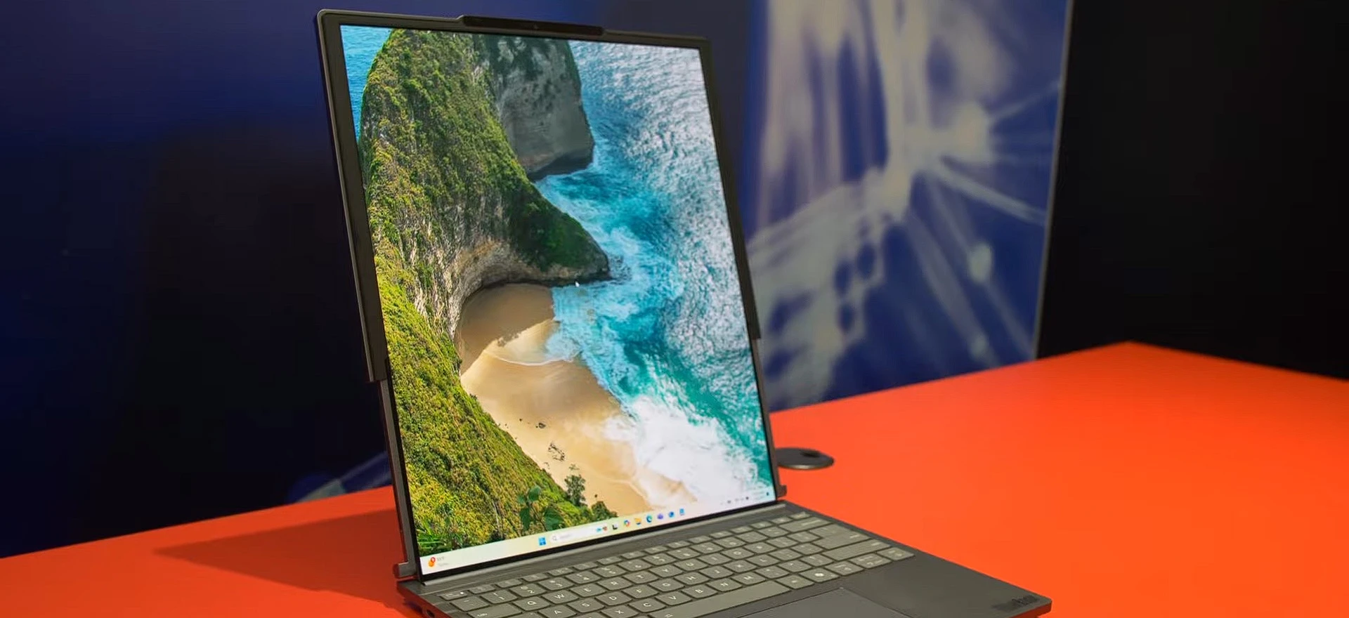Lenovo ThinkBook Plus Gen 6 Rollable rośnie w oczach. Gest ręką sprawi, że z obudowy wyjedzie więcej ekranu