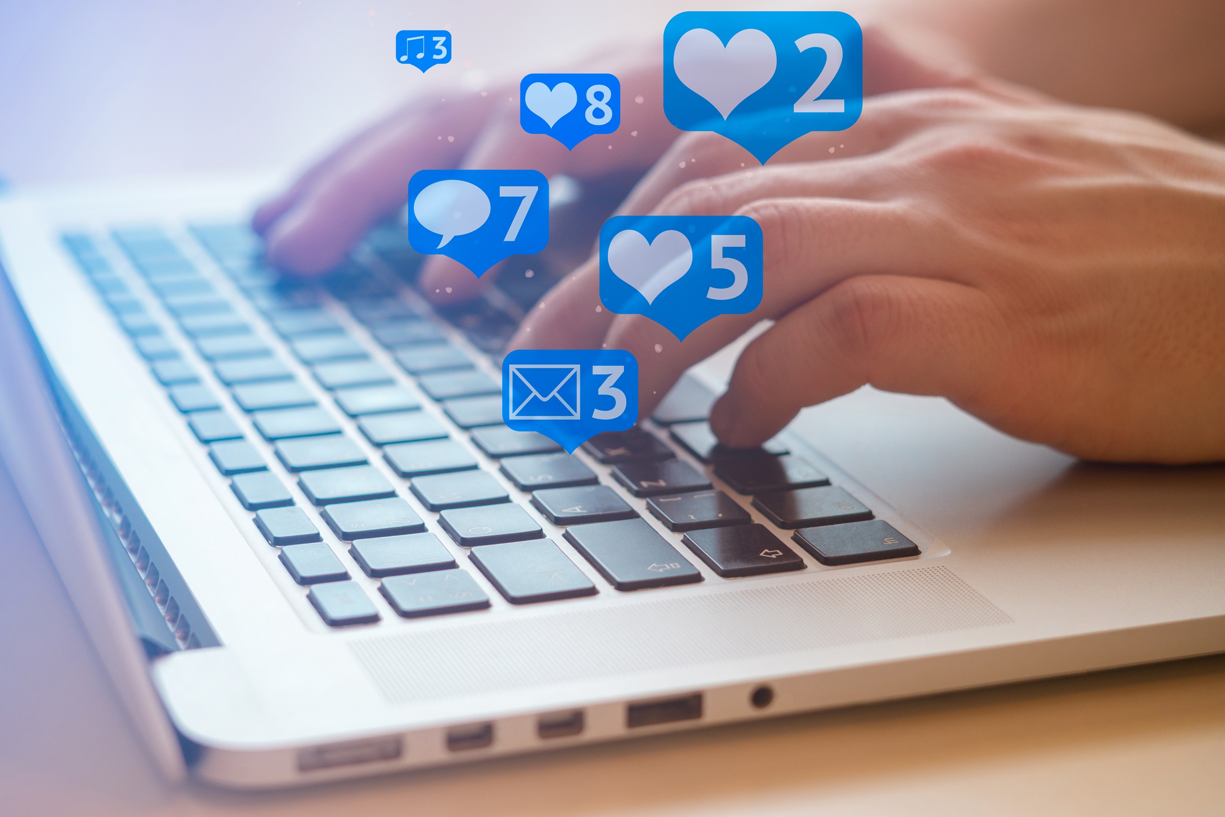Sprawdzasz wiadomości i wpadasz w sidła oszustów. Zastawili sprytną pułapkę na Facebooku