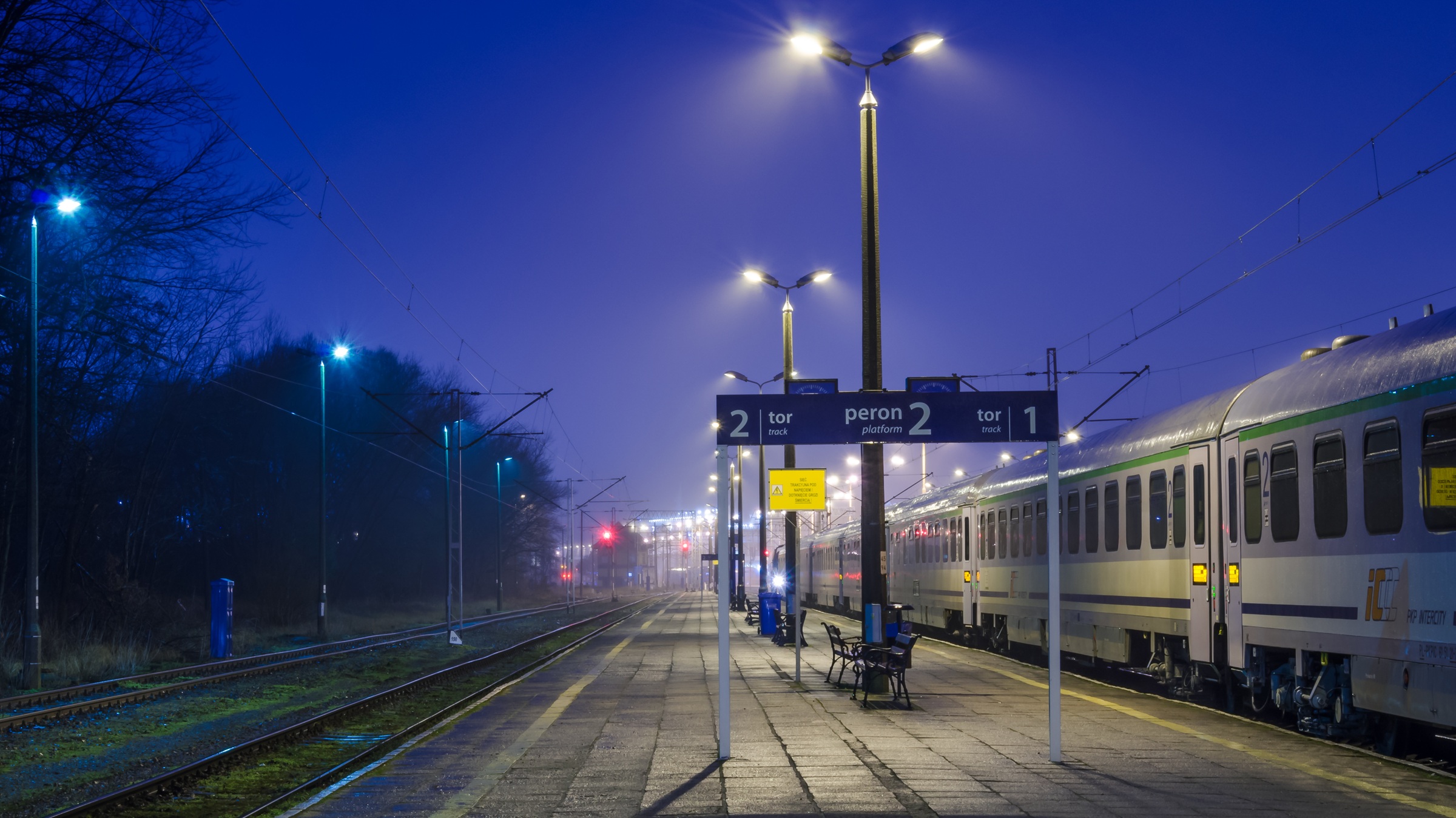 Klimatyzacja i WiFi to już powoli standard. Stare wagony znikają, więc nie trzeba siłować się z drzwiami