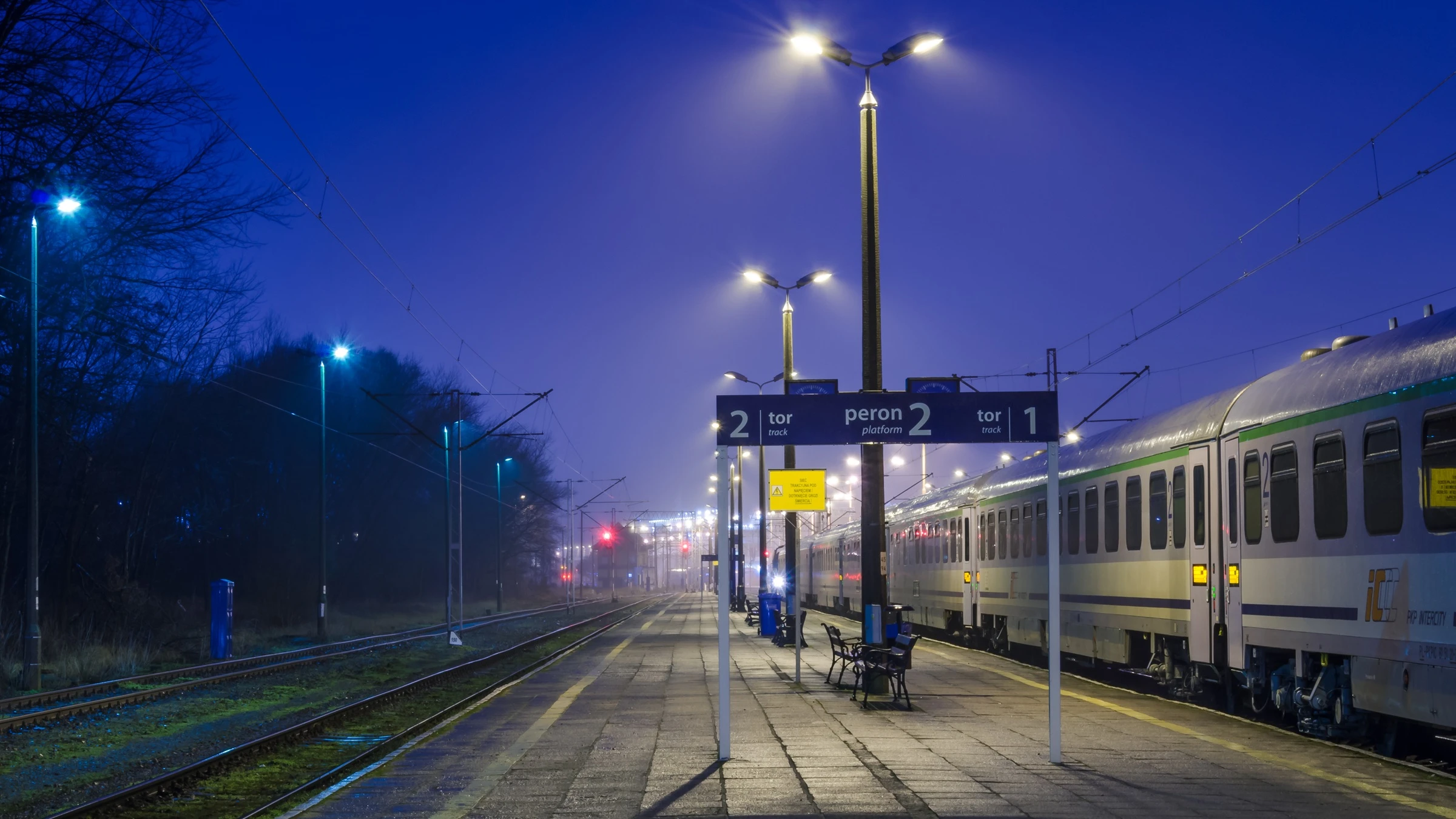 Klimatyzacja i WiFi to już powoli standard. Stare wagony znikają, więc nie trzeba siłować się z drzwiami