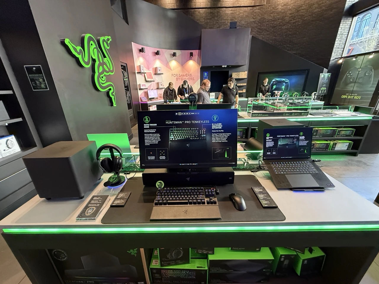 https://ocs-pl.oktawave.com/v1/AUTH_2887234e-384a-4873-8bc5-405211db13a2/spidersweb/2025/01/razer-oficjalny-sklep-1-komputery.jpeg