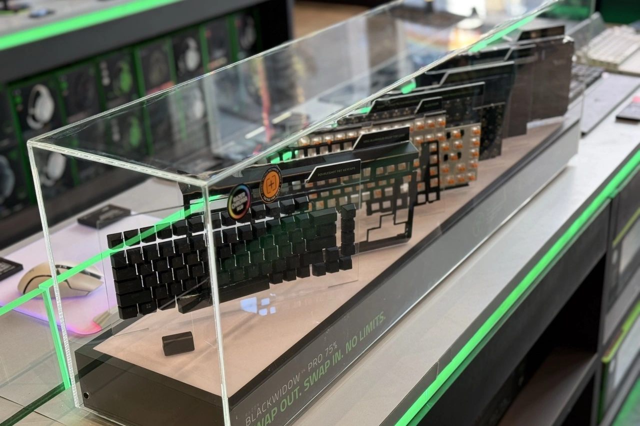 https://ocs-pl.oktawave.com/v1/AUTH_2887234e-384a-4873-8bc5-405211db13a2/spidersweb/2025/01/razer-sklep-las-vegas-klawiatuy-myszy-1.jpeg