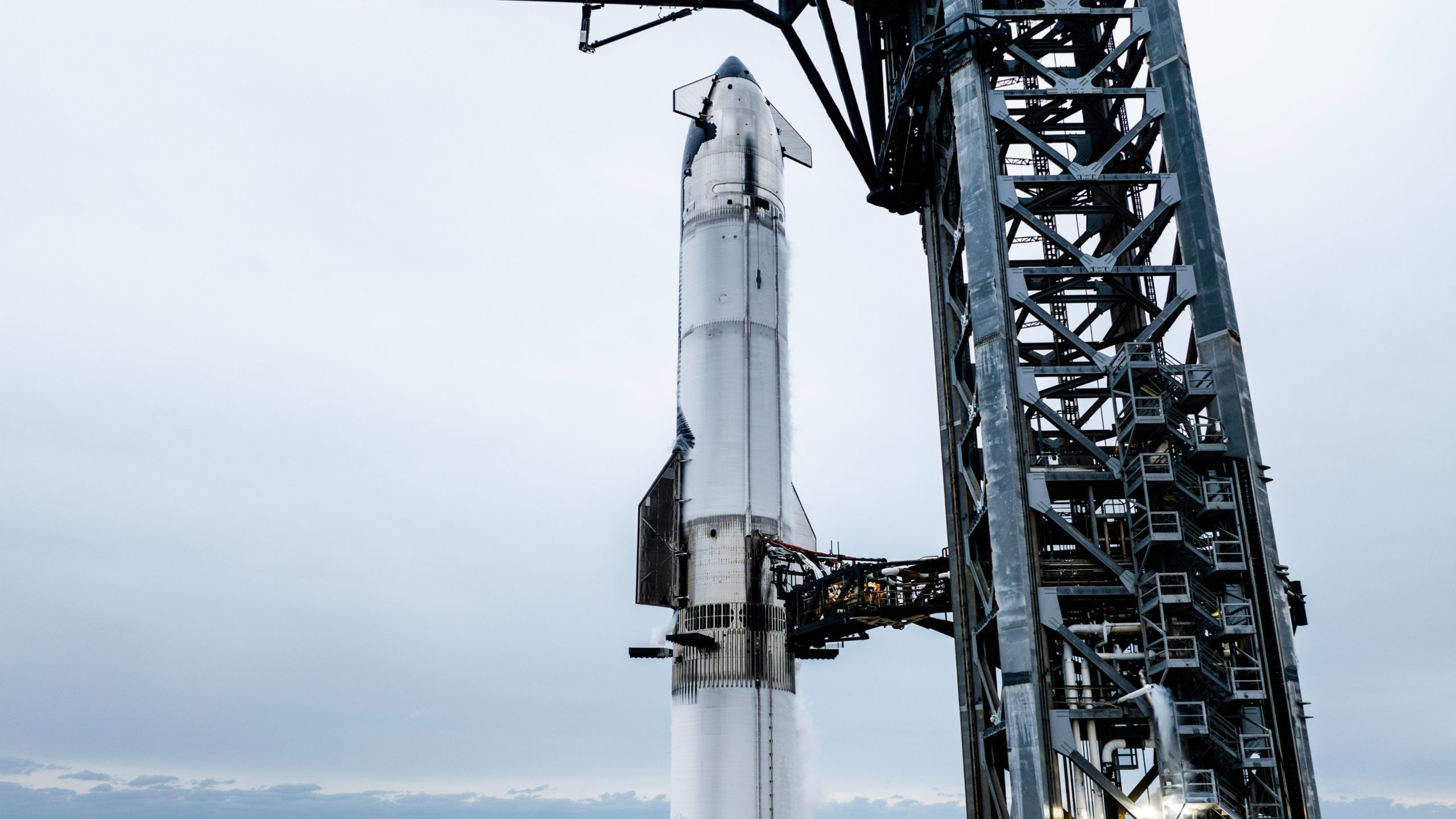 SpaceX zafundował widowiskową katastrofę. Niebo zasłonił deszcz płonących odłamków