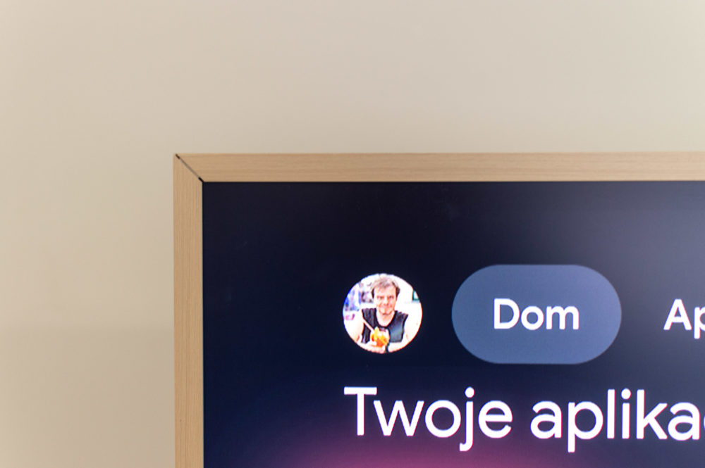 Montaż ramek w TCL Nxtframe za sprawą magnetycznych zatrzasków zajmuje krótką chwilę