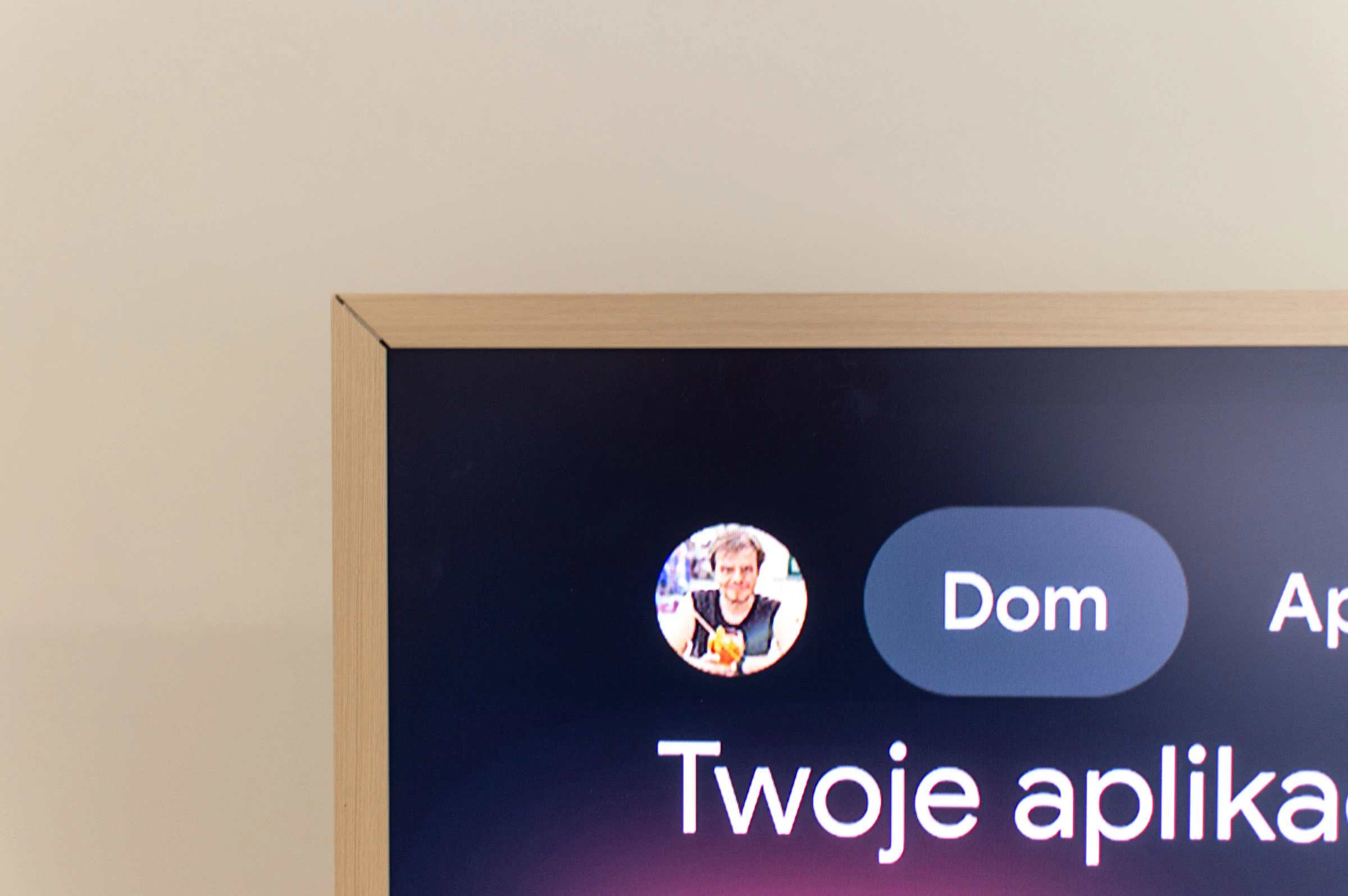 Montaż ramek w TCL Nxtframe za sprawą magnetycznych zatrzasków zajmuje krótką chwilę