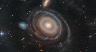 Kosmiczny strzał prosto w serce galaktyki. Oto nowe odkrycia teleskopu Hubble'a