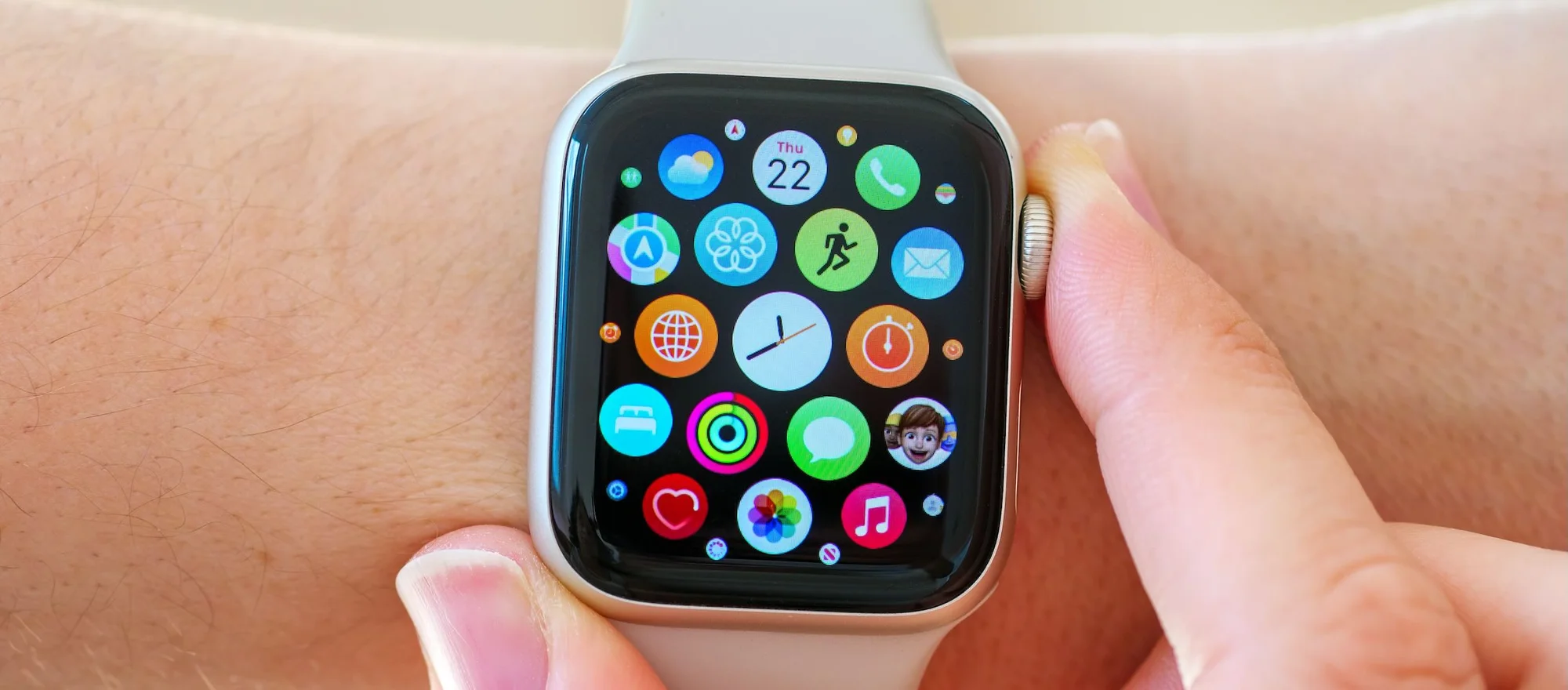 Tłumaczą, dlaczego noszą Apple Watcha na kostce. Na siłowni myślą, że odbywają karę