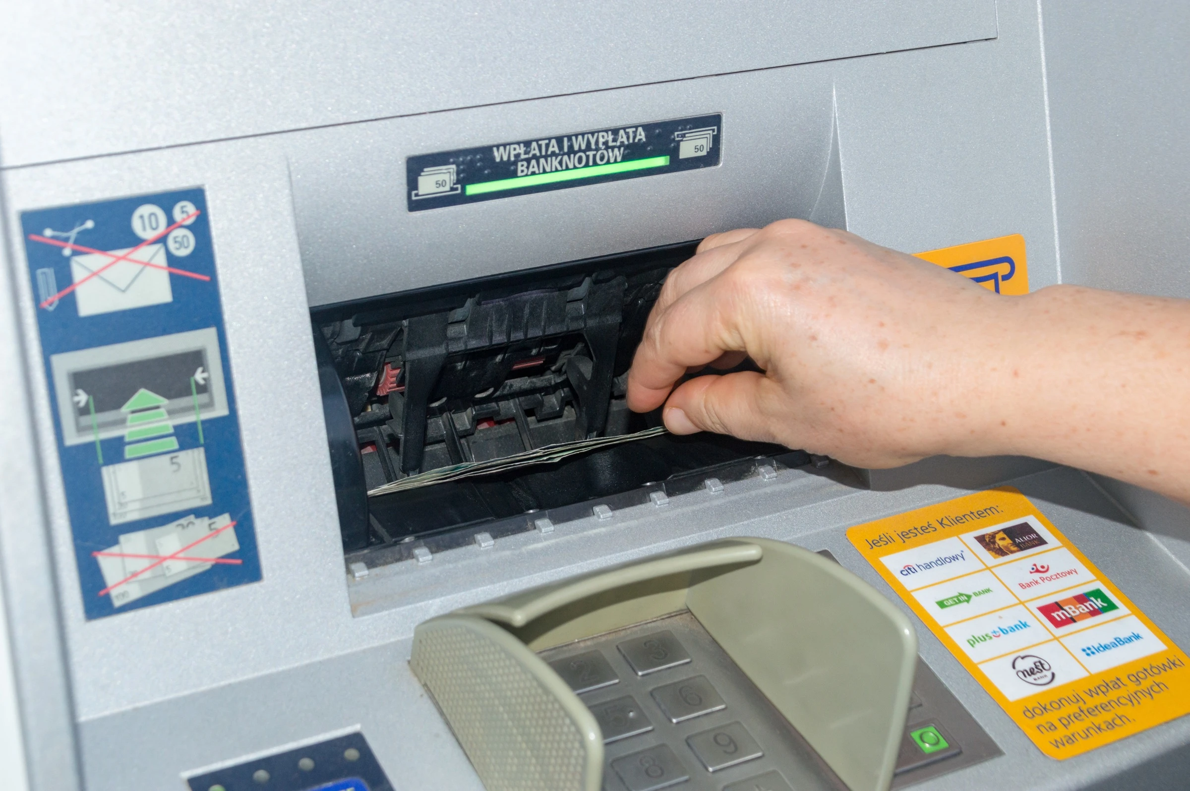 Przy bankomacie zobaczysz kod QR. Bank rezygnuje z papieru