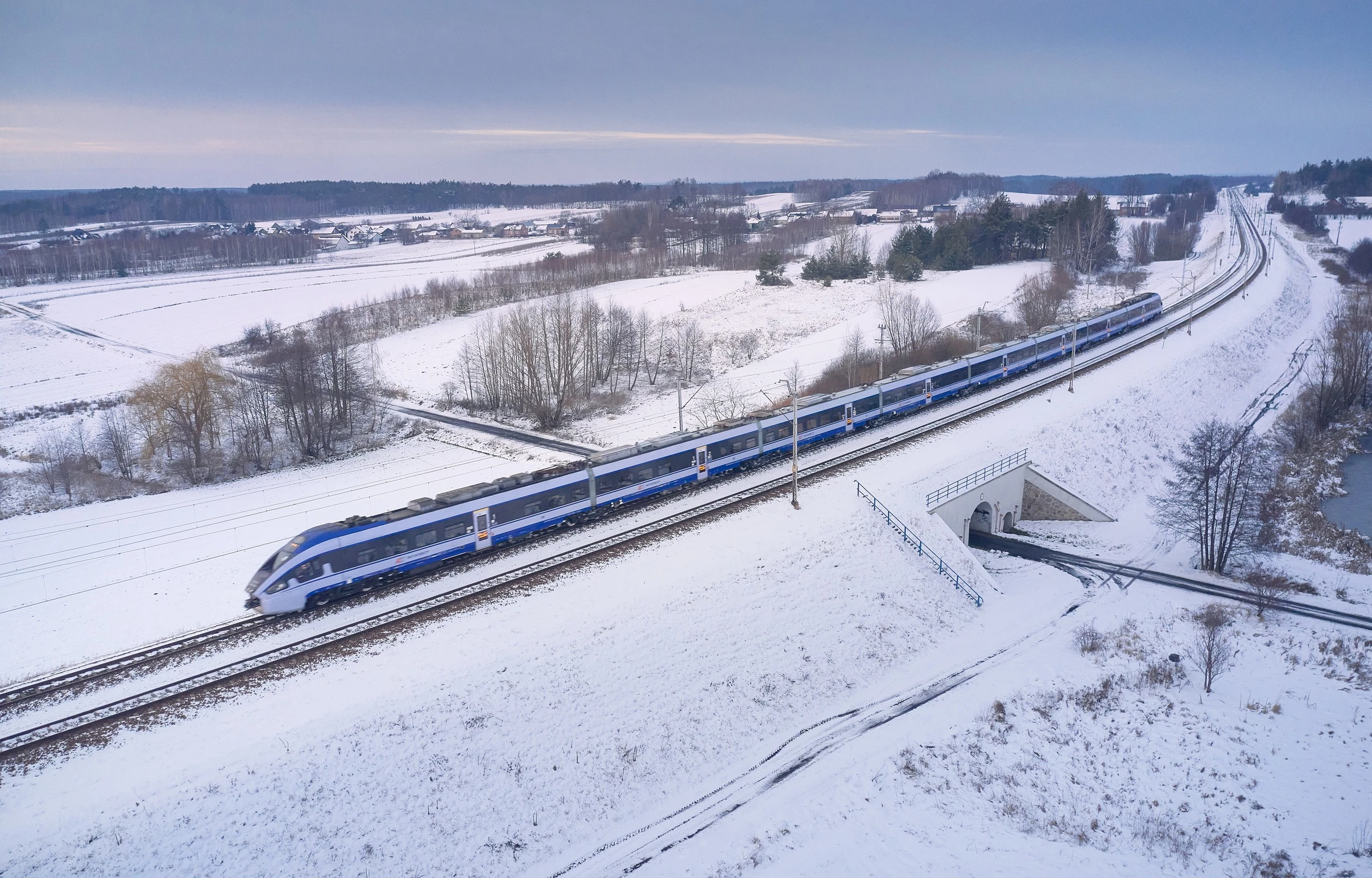 Latają helikopterami, a mogliby jechać pociągiem. PKP Intercity pokazało gigantyczną różnicę