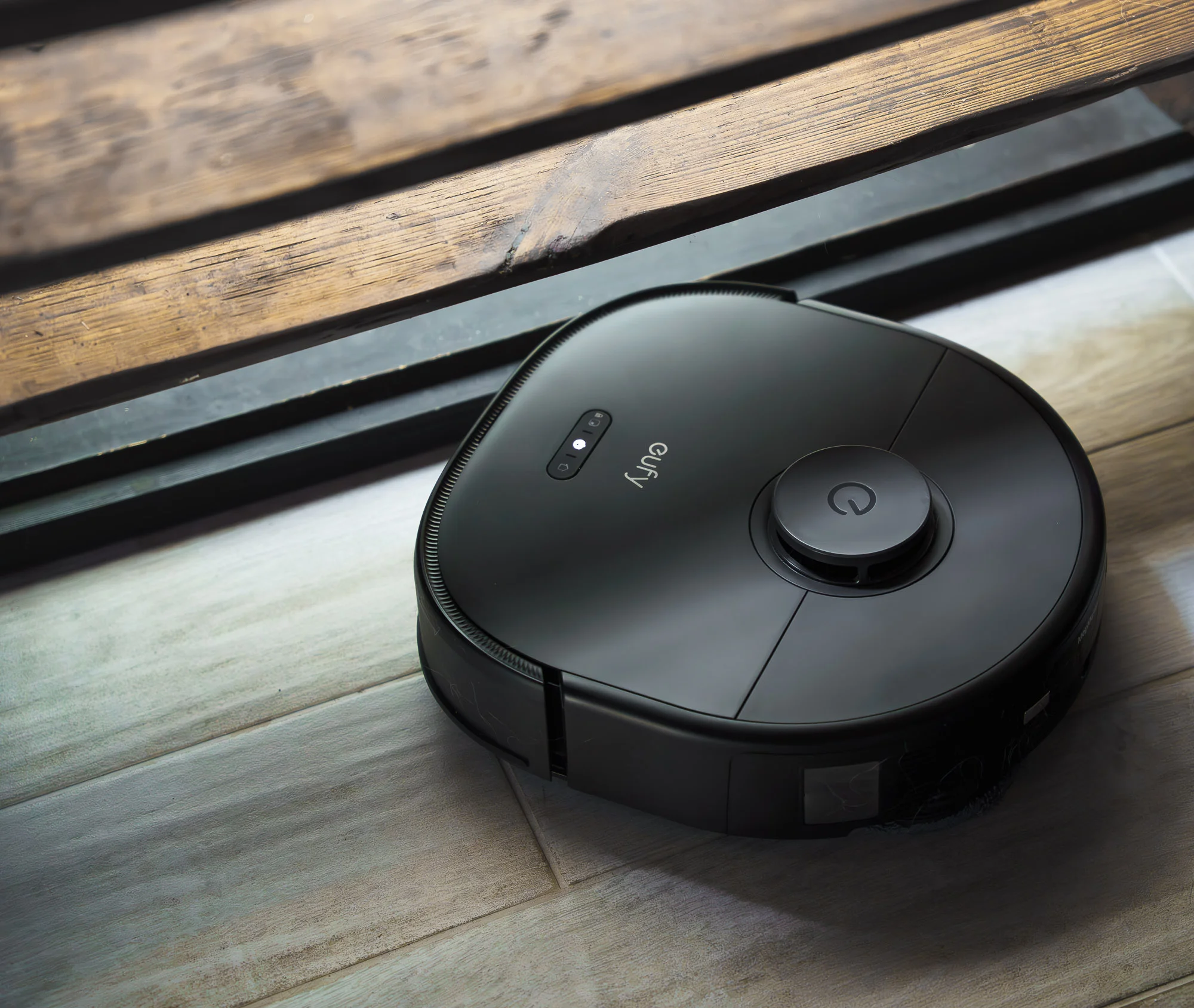 Ten odkurzacz będziesz chciał wcisnąć pod blat. Eufy RoboVac X10 Pro Omni - test