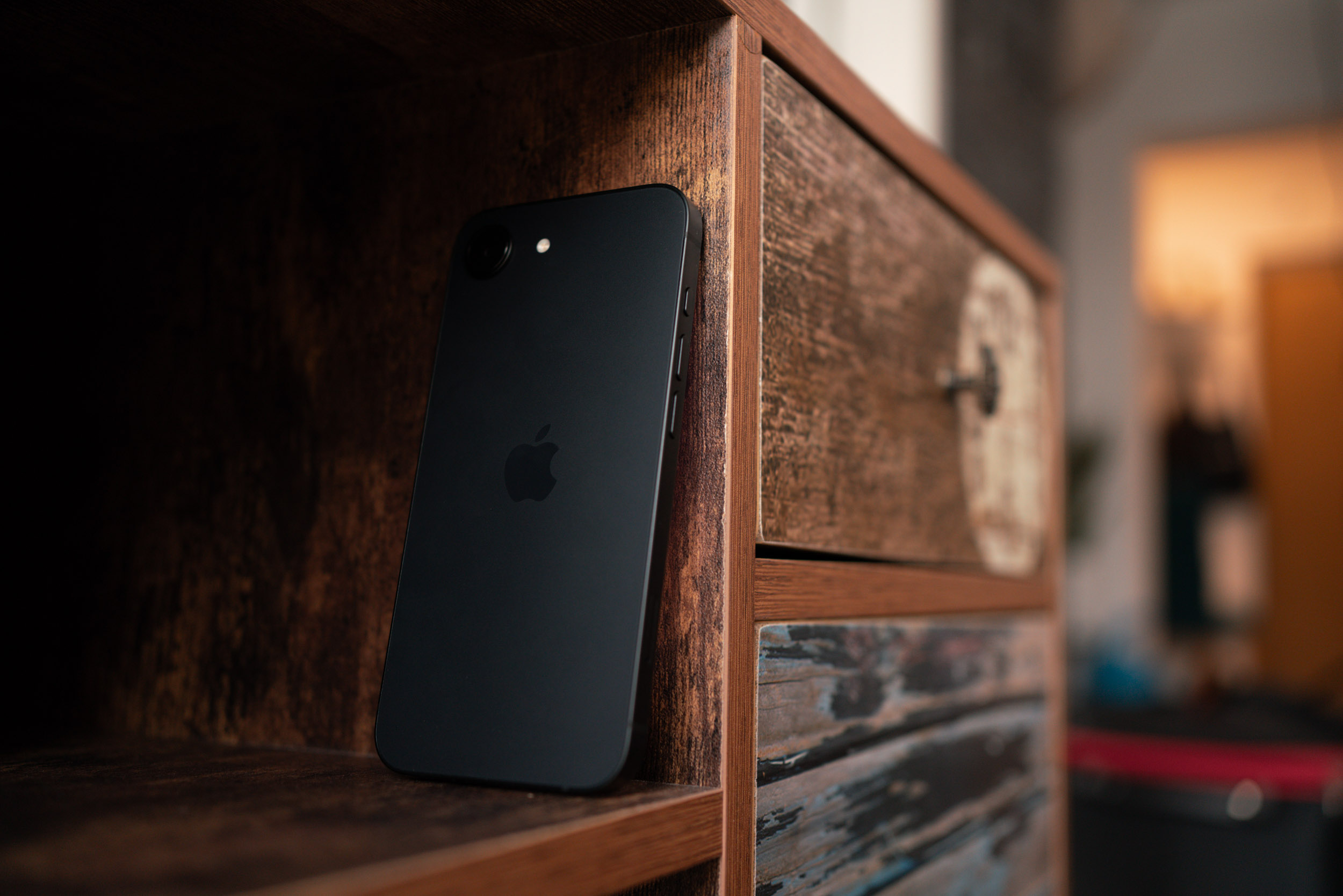 iPhone-16e-16