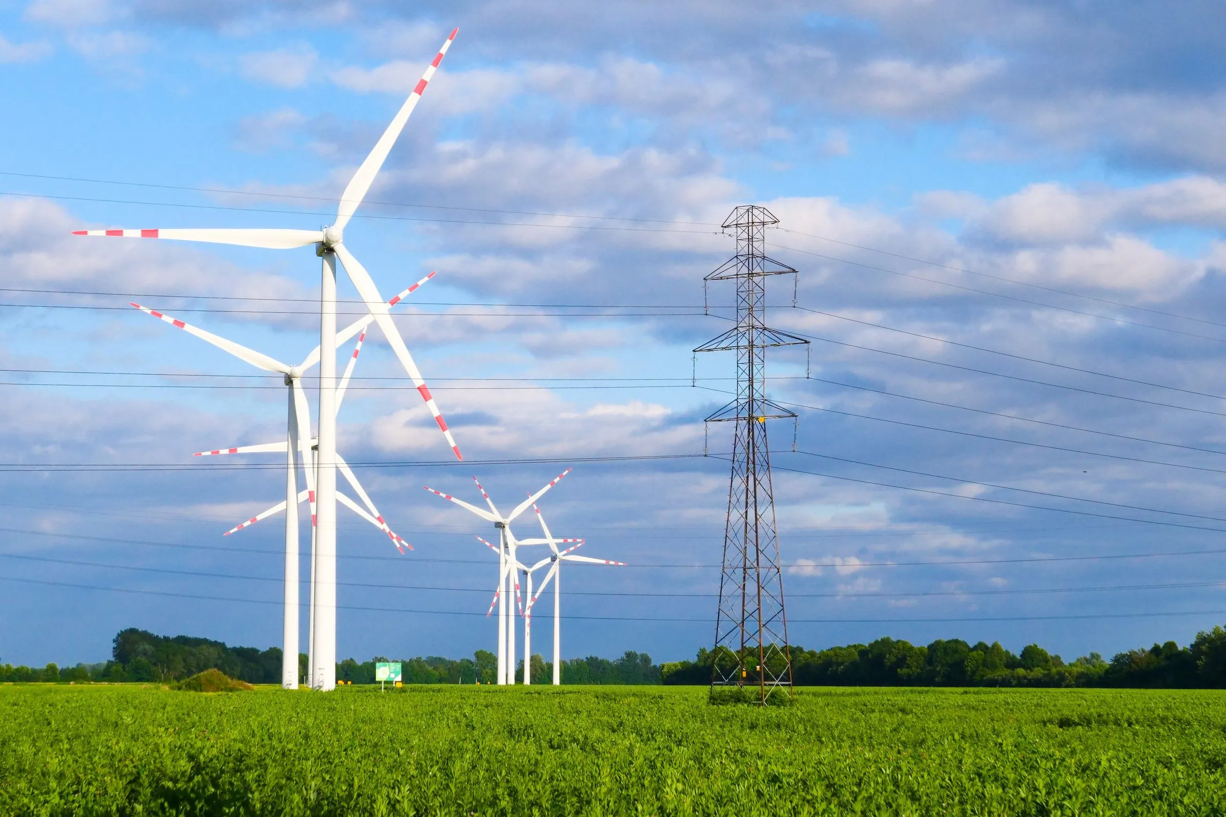 Gigantyczna inwestycja w polską energetykę. Tańszy prąd, więcej fotowoltaiki i stacji ładowania
