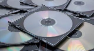 Bank wysłał mu płytę CD w 2025 r. Pokazał zdjęcie w sieci jako żart