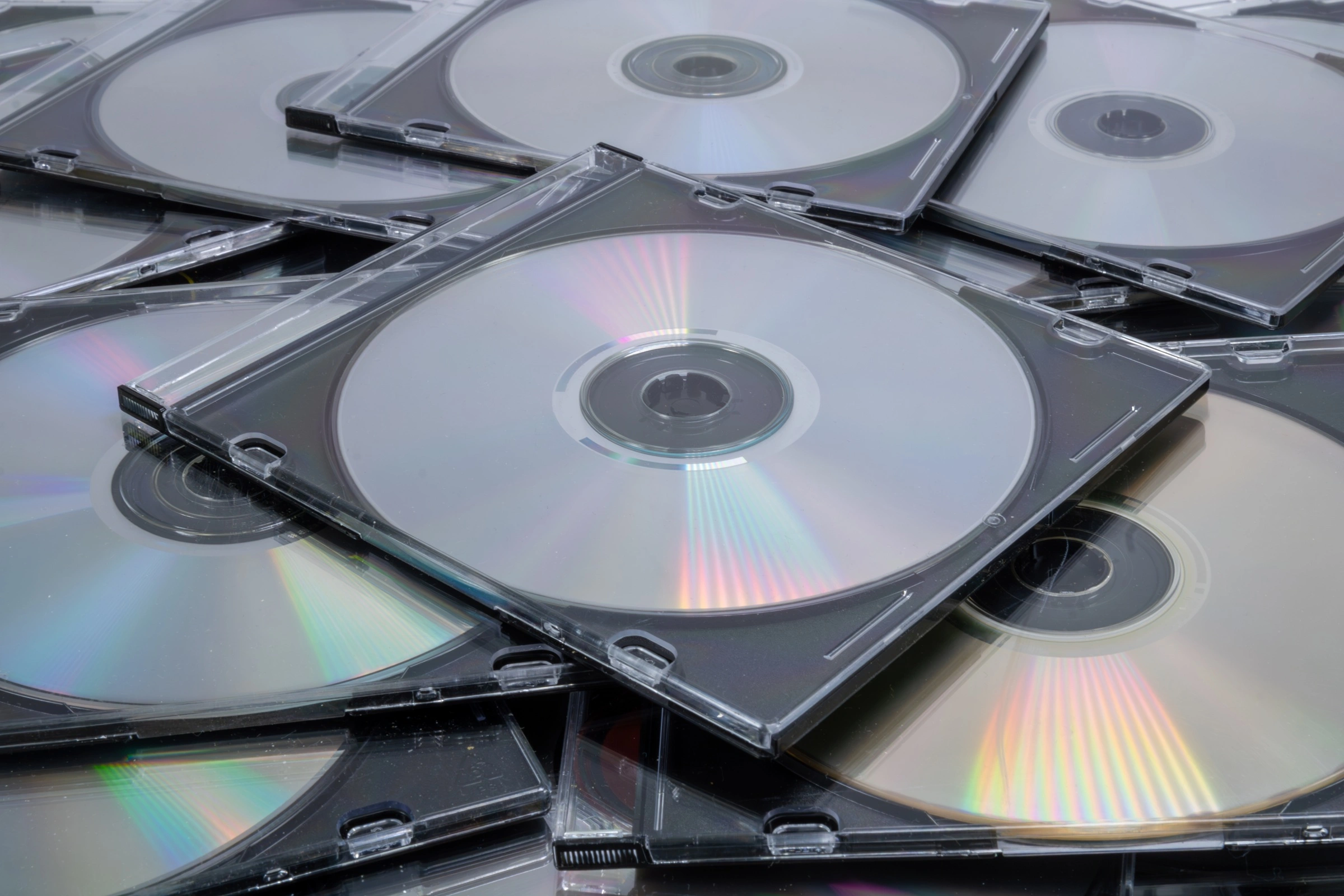 Bank wysłał mu płytę CD w 2025 r. Pokazał zdjęcie w sieci jako żart