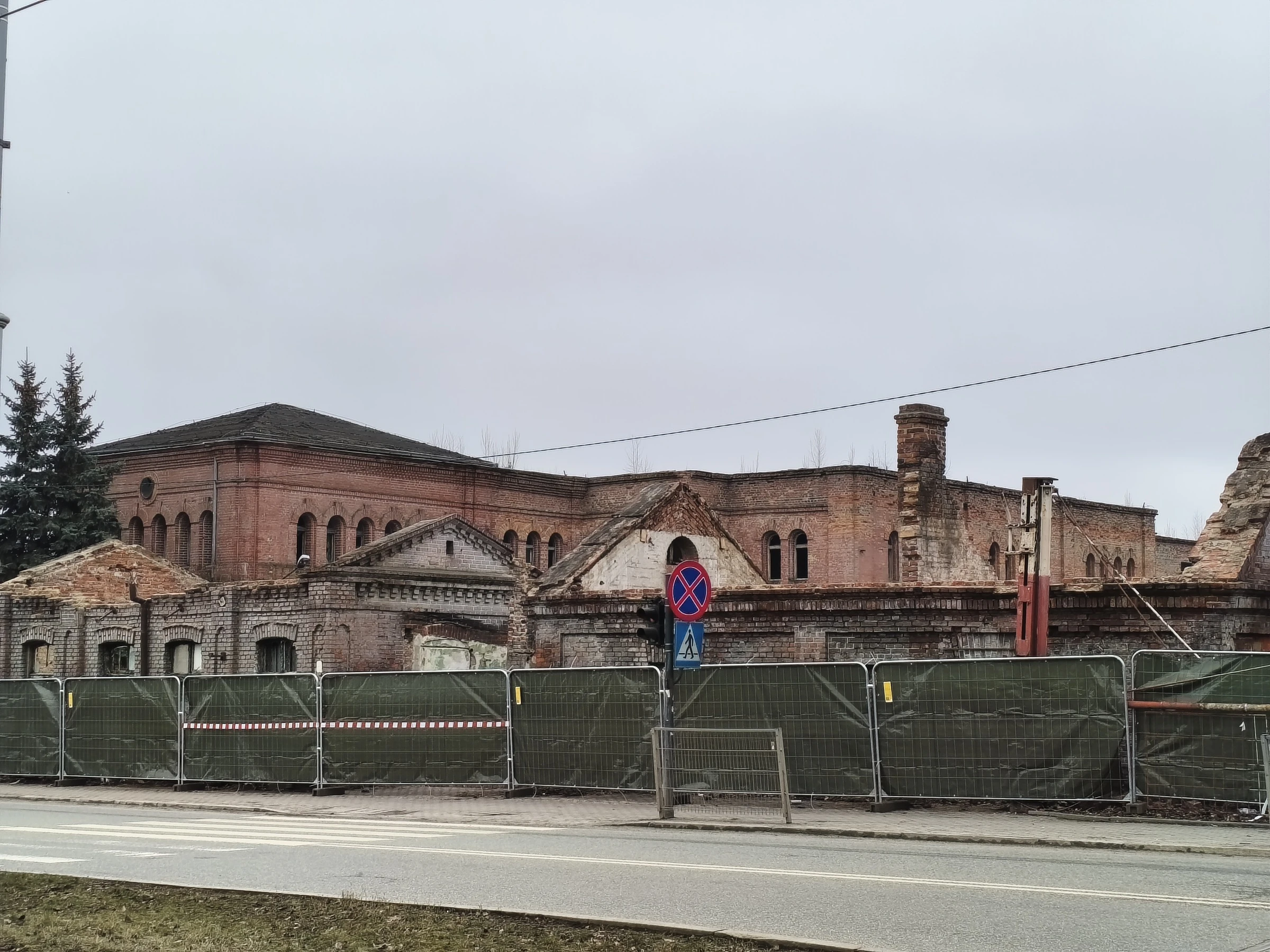 Burzą stare i zostawiają parkingi. Ten rozwój miast niepokoi