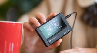 FiiO Snowsky Echo Mini to przenośny odtwarzacz, który wygląda jak walkman, ale zamiast kaset ma ekran