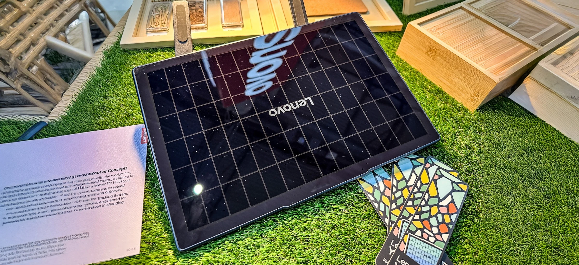 Lenovo Yoga Solar to laptop, który ładuje się sam. Niepotrzebna mu żadna ładowarka