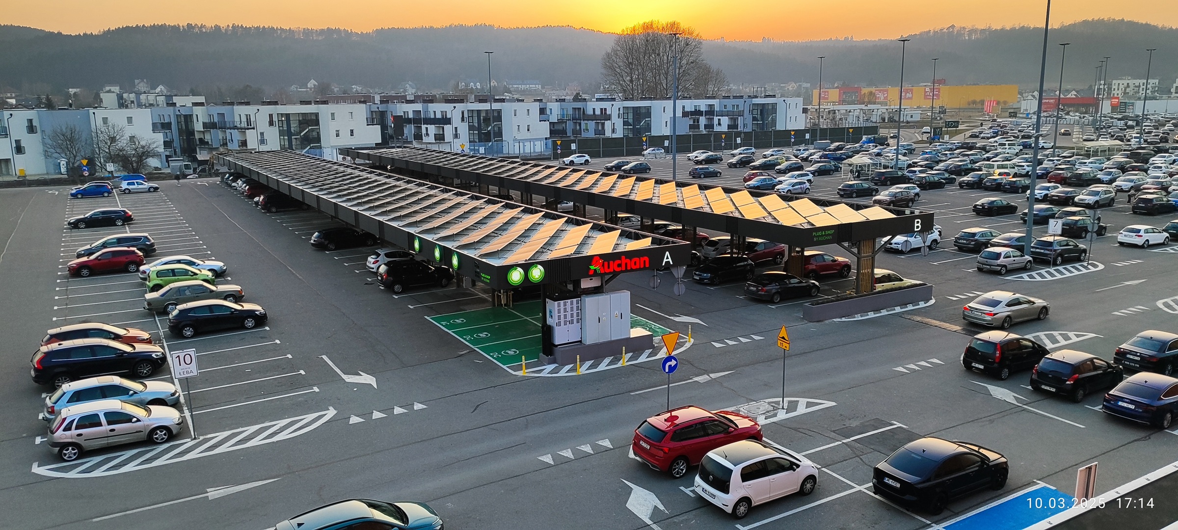 W polskim mieście powstały specjalne wiaty parkingowe. Naładujesz auto energią ze słońca