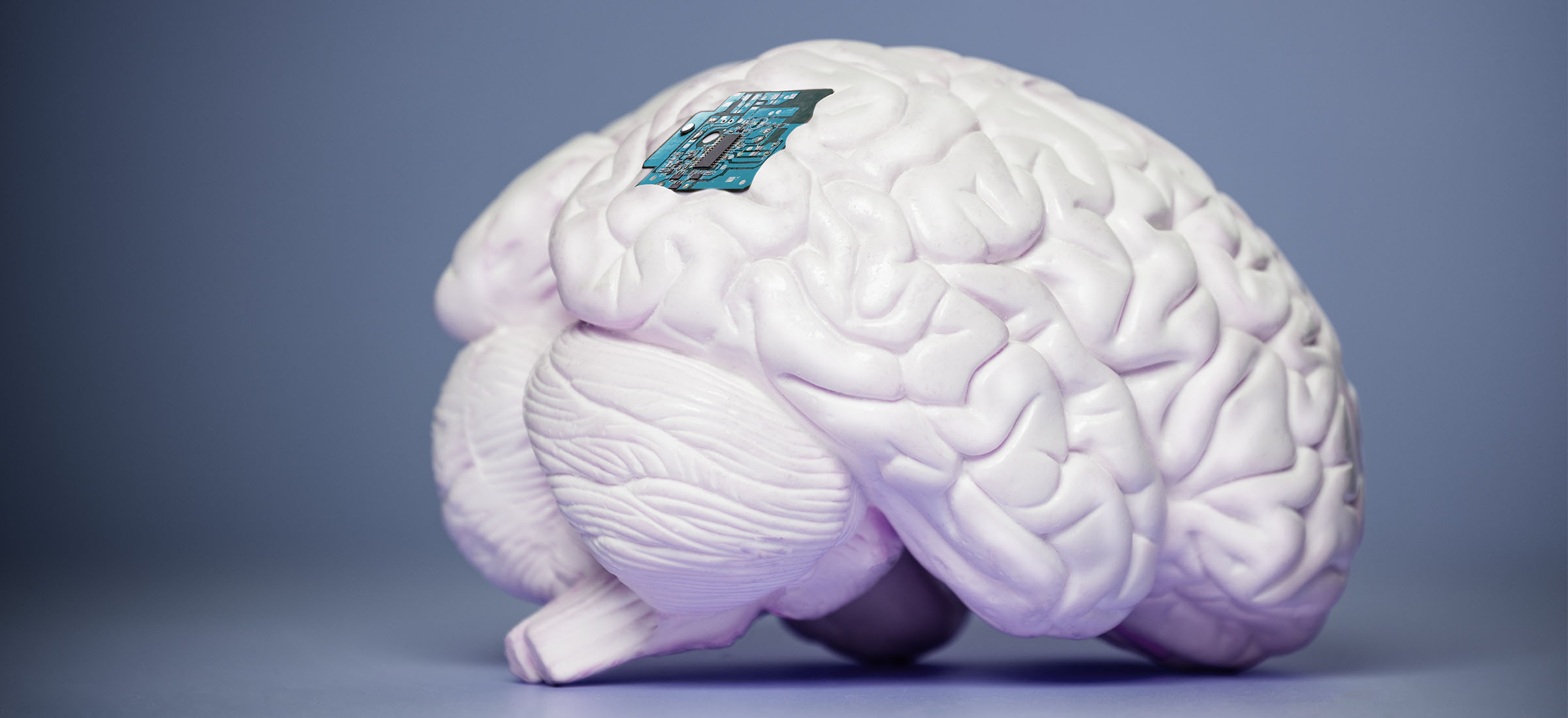 Jest sparaliżowany, ale porusza robotycznym ramieniem za pomocą myśli. To dzieje się naprawdę