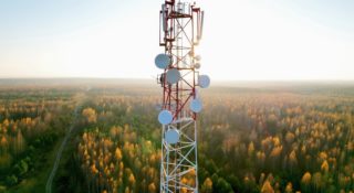 Doprowadzili do usunięcia masztu. Mówią, że nie chodziło o teorie spiskowe 