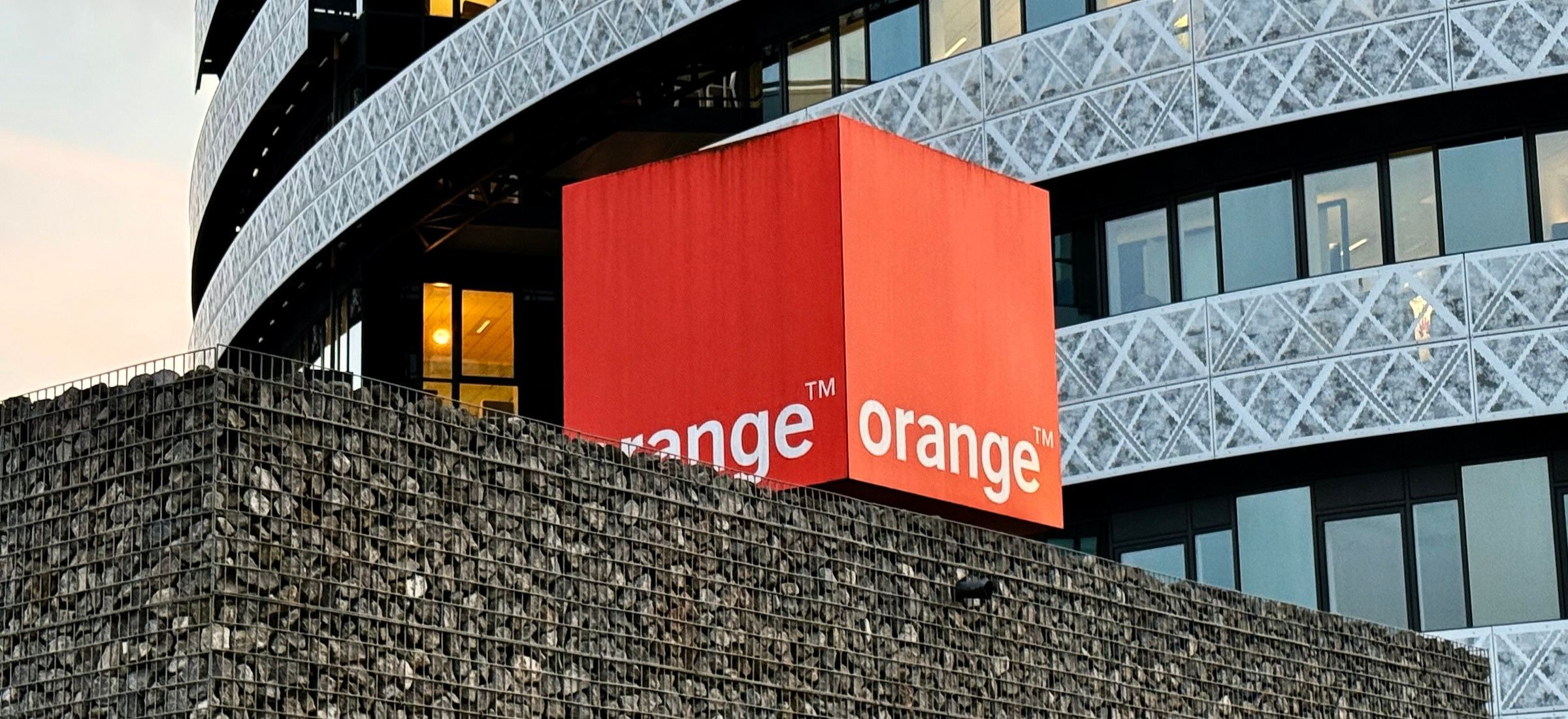 Orange mówi, że przez rok nie zapłacisz za telefon. Sprawdzam, czy to się opłaca