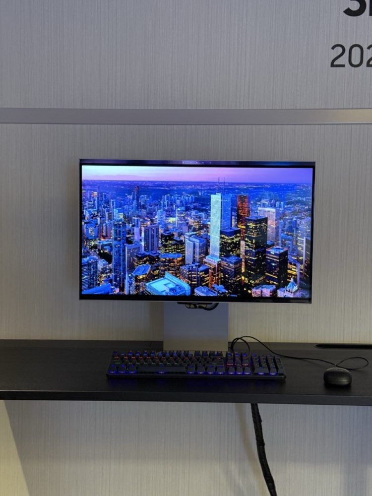 https://ocs-pl.oktawave.com/v1/AUTH_2887234e-384a-4873-8bc5-405211db13a2/spidersweb/2025/03/samsung-odyssey-3d-1-750x1000.jpeg