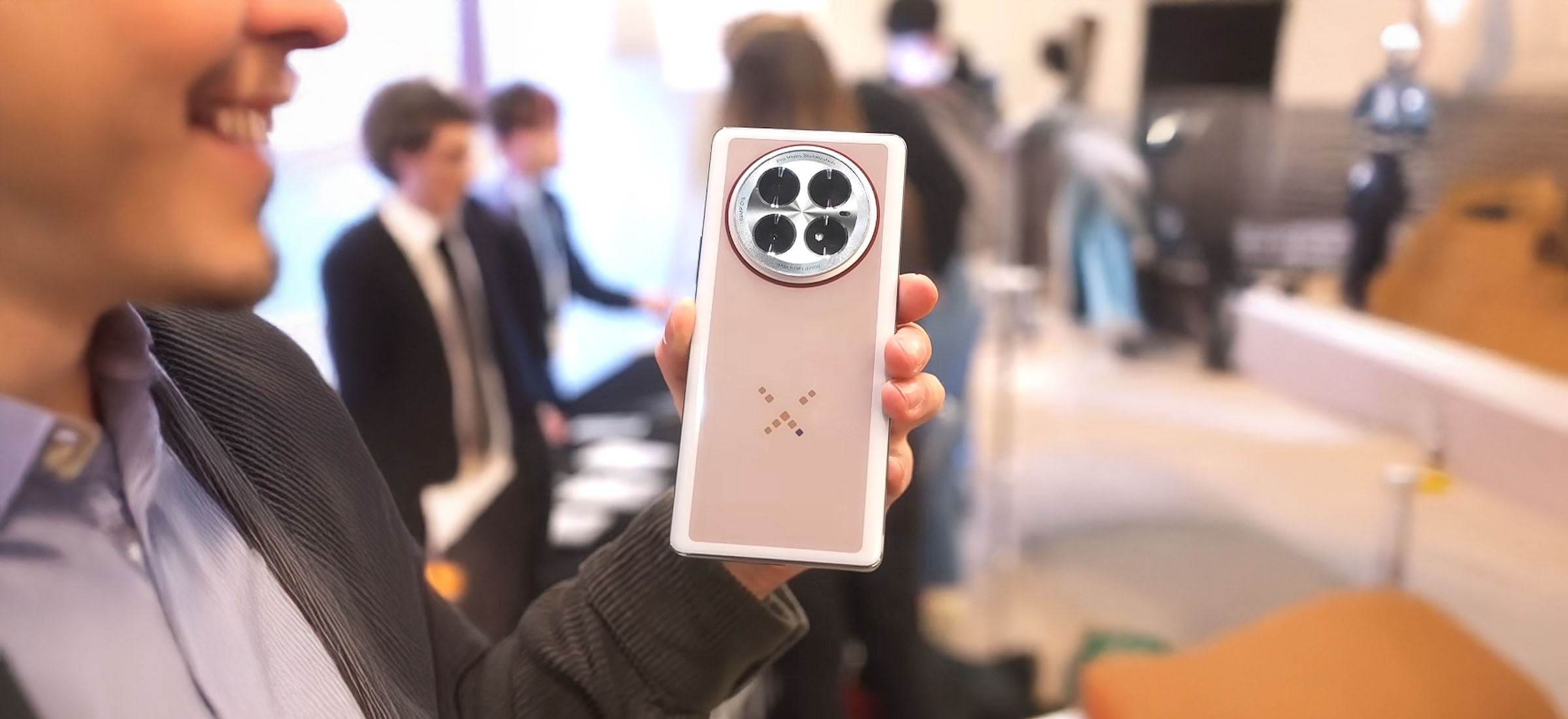 Koniec myślenia nad kolorami obudowy i etui. Pokazali telefon, który zmienia kolory
