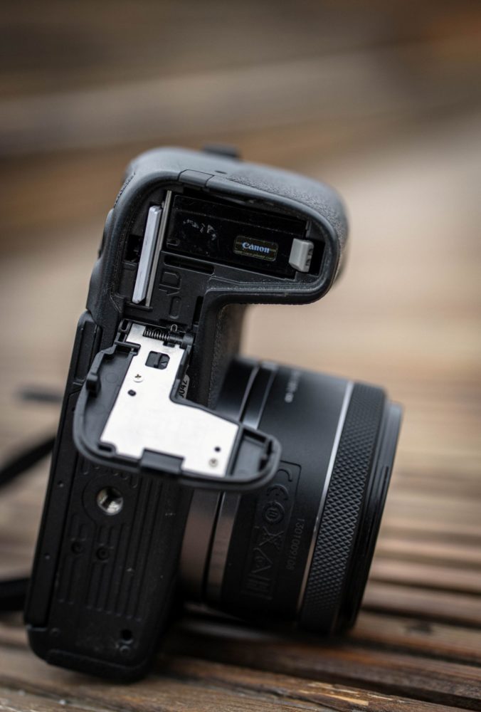 https://ocs-pl.oktawave.com/v1/AUTH_2887234e-384a-4873-8bc5-405211db13a2/spidersweb/2025/04/Canon-EOS-R8-10-676x1000.jpg