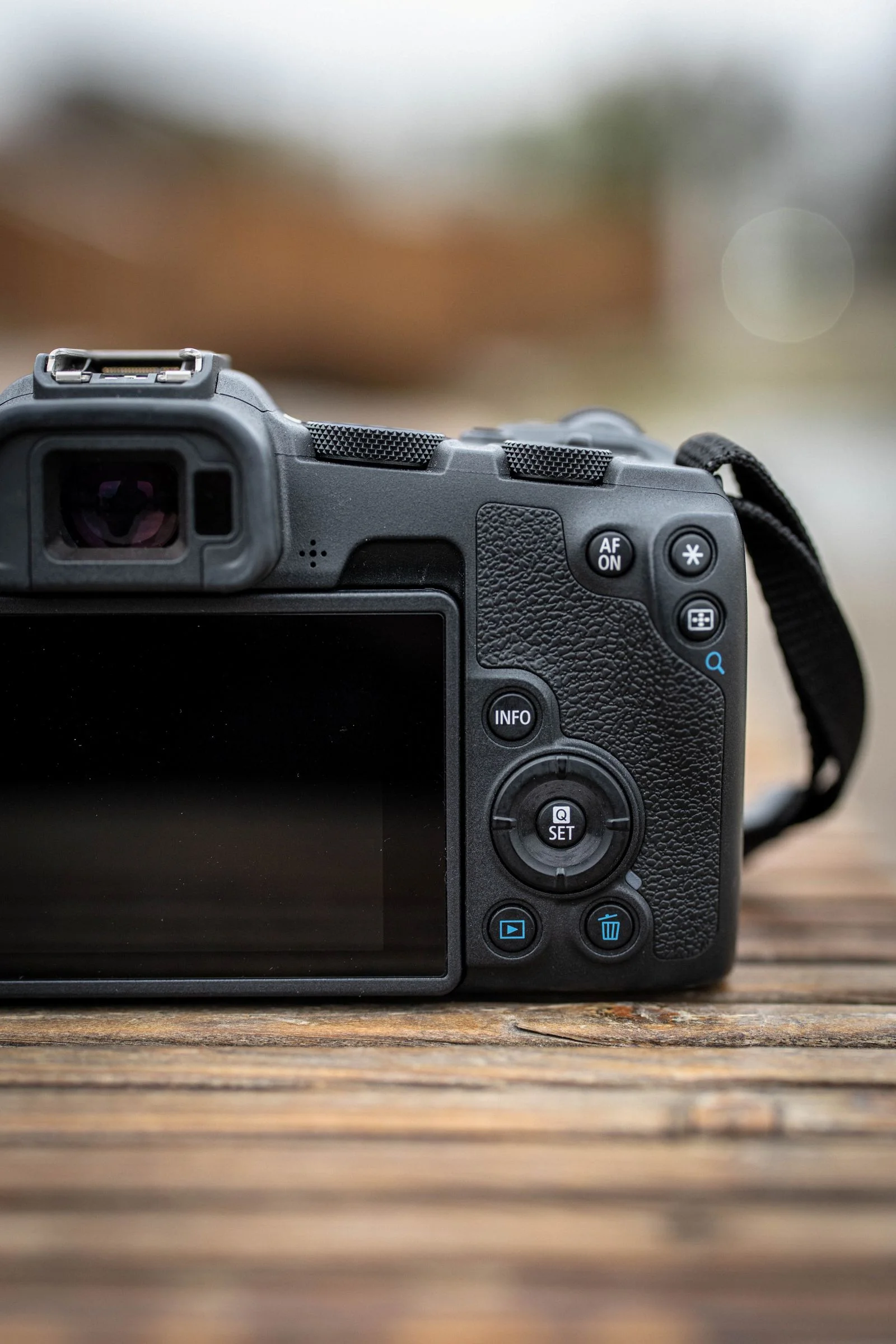 https://ocs-pl.oktawave.com/v1/AUTH_2887234e-384a-4873-8bc5-405211db13a2/spidersweb/2025/04/Canon-EOS-R8-8.jpg