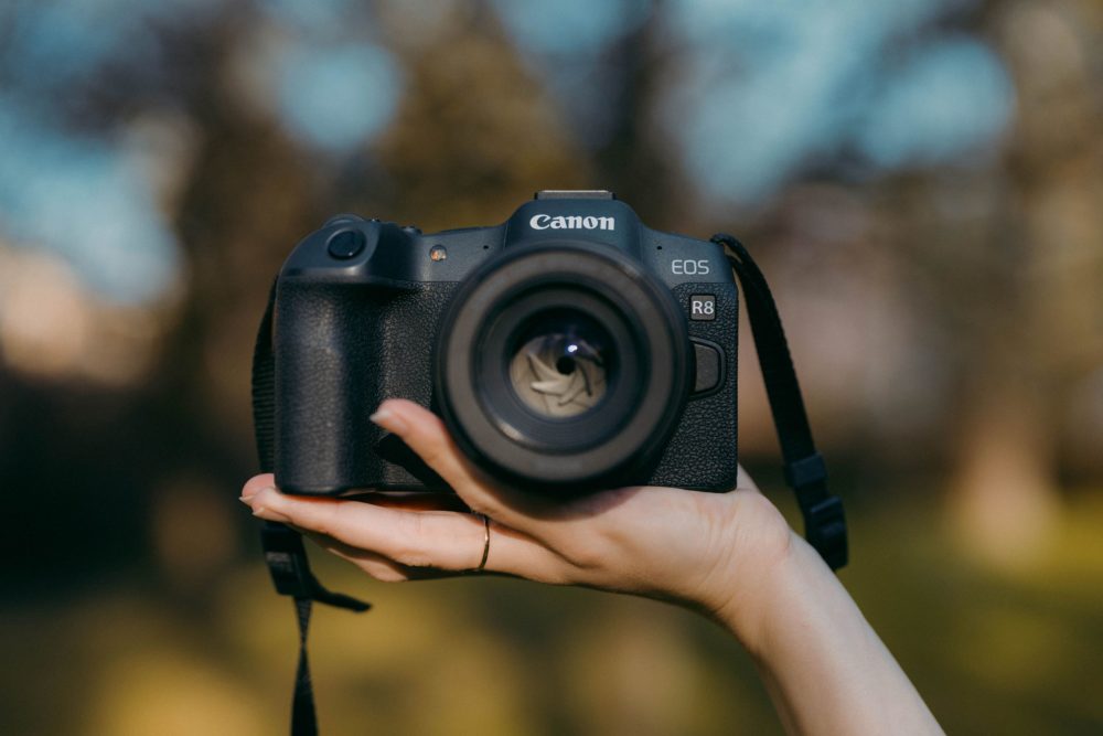 https://ocs-pl.oktawave.com/v1/AUTH_2887234e-384a-4873-8bc5-405211db13a2/spidersweb/2025/04/Canon-EOS-R8-82-1000x667.jpg