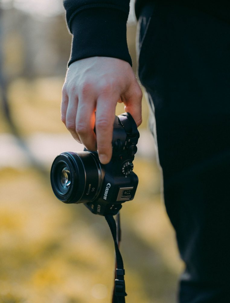https://ocs-pl.oktawave.com/v1/AUTH_2887234e-384a-4873-8bc5-405211db13a2/spidersweb/2025/04/Canon-EOS-R8-84-762x1000.jpg