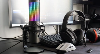 Nowe słuchawki HyperX Cloud to urządzenia totalne, działają ze wszystkim. Oto kompletny zestaw streamera i gracza