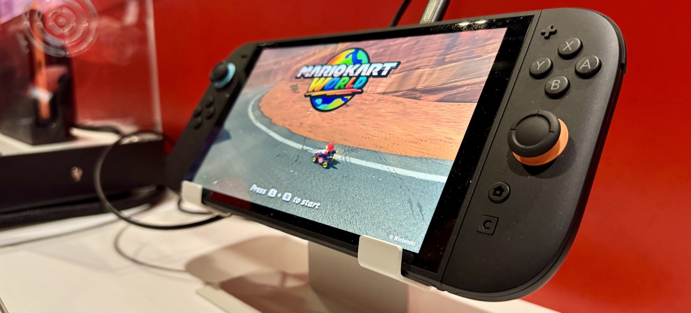 Kupujesz Nintendo Switch 2 i to jest w środku. Zajrzeliśmy do pudełka z konsolą