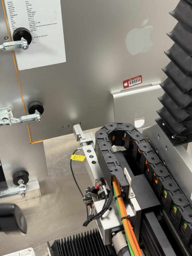 Sprawdzana jest też wytrzymałość portów USB-C…