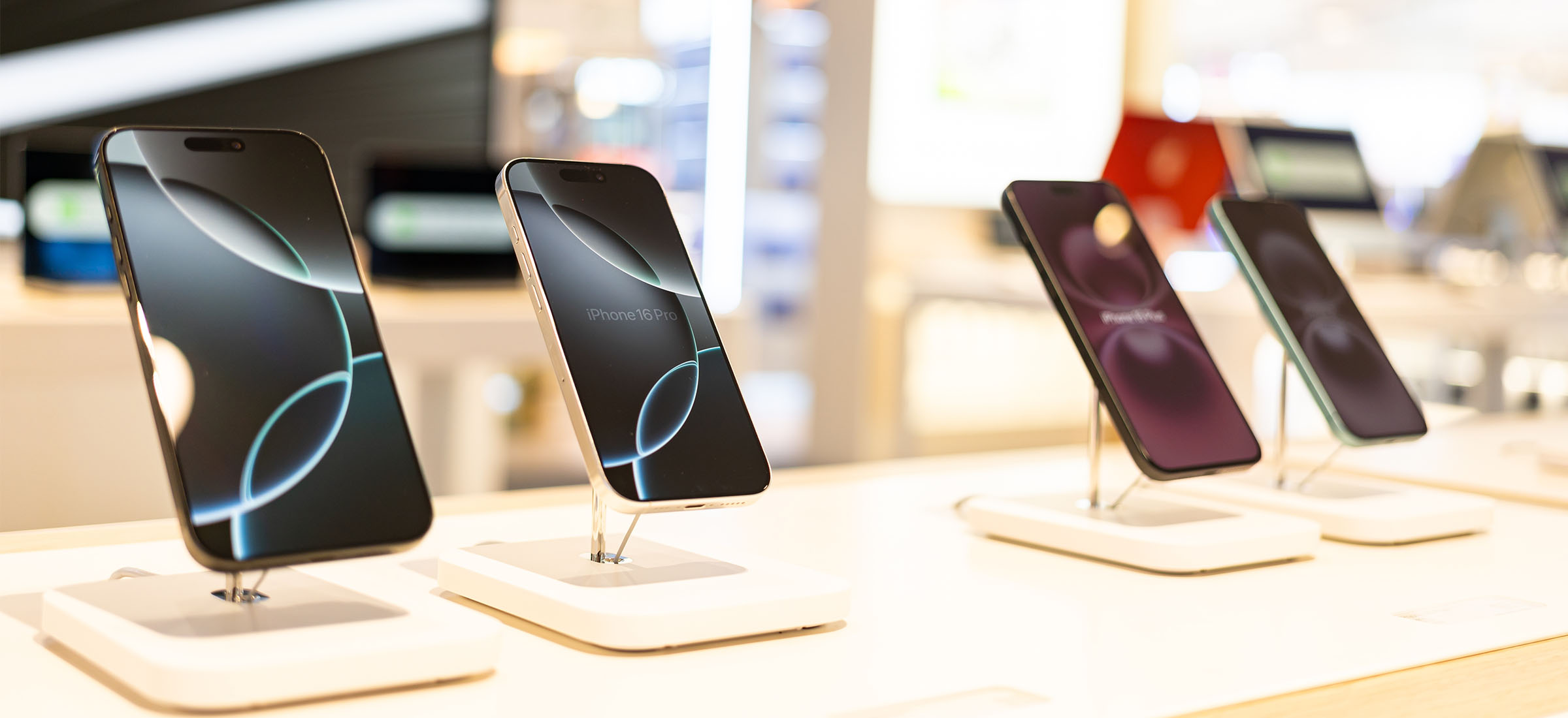 Boją się droższych iPhone'ów, więc pobiegli do sklepów. Apple nie był przygotowany