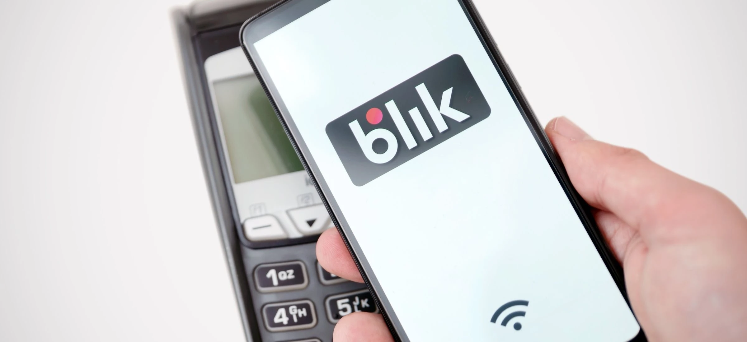 BLIK zbliżeniowy zaraz trafi na iPhone'a. Jest pierwszy polski bank, który go wprowadzi