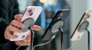Nie zwlekaj z zakupem nowego telefonu. Trump znowu namieszał
